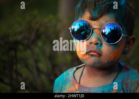 Indian Festive Theme - Happy Asian Kid Baby Boy Mit Spaß Mit Nicht Toxischen Kräuter Holi Farbe Pulver Genannt Gulal Oder Abir Rang Abeer Während Hindu-Ritual Stockfoto