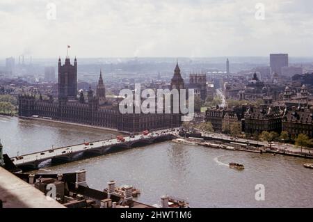 Houses of Parliament, London und Westminster Bridge, 1963 mit Westminster Abbey und Cathedral und Battersea Power Station dahinter Stockfoto