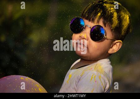 Indian Festive Theme - Happy Asian Kid Baby Boy Mit Spaß Mit Nicht Toxischen Kräuter Holi Farbe Pulver Genannt Gulal Oder Abir Rang Abeer Während Hindu-Ritual Stockfoto