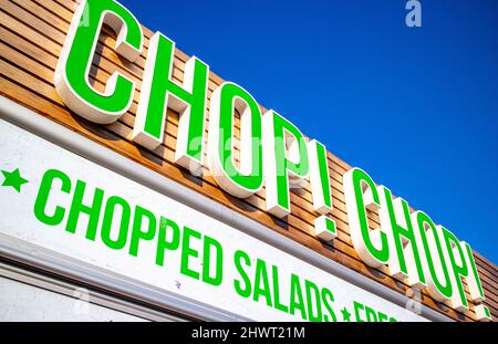 Epsom Surrey UK, März 07 2022, Chop Chop Market Square Healthy Pop-up Fresh Food Stall With No People Stockfoto