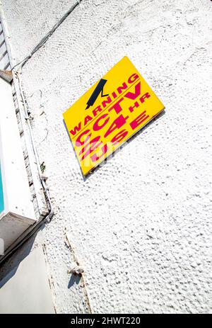 Epsom Surrey UK, März 07 2022, Bright Yellow Sign Warnung vor Verwendung von CCTV-Überwachung ohne Personen Stockfoto