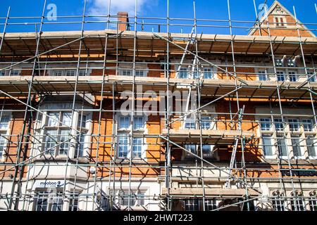 Epsom Surrey UK, März 07 2022, Scaffolding vor einem alten Gebäude während der Renovierung oder Bauarbeiten Stockfoto