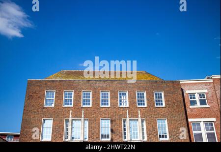 Epsom Surrey UK, März 07 2022, Old Traditional Commercial Office Building Außenansicht ohne Menschen Stockfoto