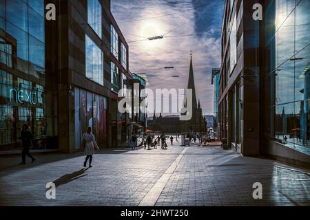 Der winterliche Sonnenschein wirft lange Schatten auf dem St Martins Walk in der Nähe der Birmingham Bullring. Stockfoto