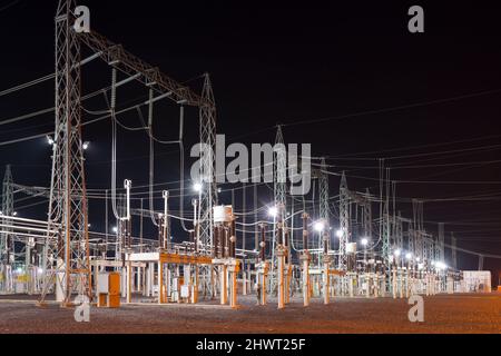 Elektrisches Umspannwerk in Asuncion, Paraguay bei Nacht. Stockfoto