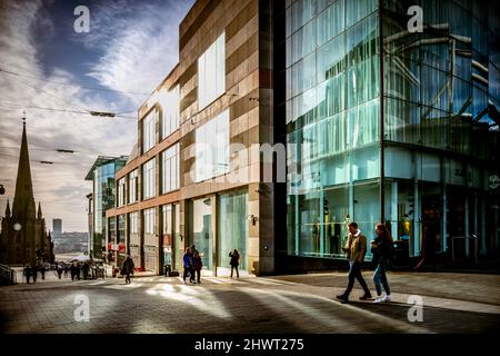 Der winterliche Sonnenschein wirft lange Schatten auf dem St Martins Walk in der Nähe der Birmingham Bullring. Stockfoto