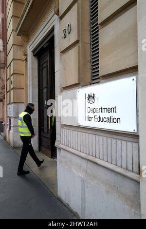 Ein Sicherheitsbeamter im Gebäude des britischen Bildungsministeriums (DfE), London, England. Stockfoto