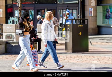 Dundee, Tayside, Schottland, Großbritannien. 7. März 2022. Wetter in Großbritannien: Aufgrund des warmen Märzwetters sind die Temperaturen in Teilen von Nordostschottland auf über 12 Grad gestiegen Gesichtsmasken sind in Innenräumen, aber nicht im Freien erforderlich, sodass die Lockerung der Omicron-Beschränkungen in Schottland einen Wendepunkt im Kampf gegen Covid-Regeln darstellt. Die Anwohner sind draußen und nutzen das schöne warme Wetter, indem sie in Dundees Stadtzentrum Kontakte knüpfen und einkaufen. Kredit: Dundee Photographics/Alamy Live Nachrichten Stockfoto