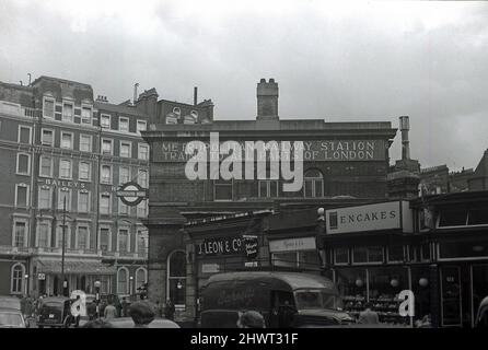 1950s, historisch, Außenansicht des Gebäudes über der U-Bahnstation Gloucester Rd, South Kensington, London, England, Großbritannien. Auf dem Originalschild des Gebäudes steht der Metropolitan Railway Station. Züge in alle Teile von London. Der Bahnhof wurde ursprünglich im Oktober 1868 von der Metropolitan Railway (MR) als „Brompton“ eröffnet, einer Eisenbahngesellschaft, die London von 1863 bis 1933 bediente. Im Dezember 1868 eröffnete der MR Gleise nach South Kensington, um den ersten Abschnitt der District Railway zu erreichen. Stockfoto