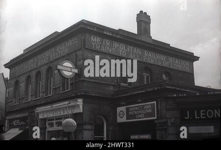 1950s, historisch, Außenansicht des Gebäudes über der U-Bahnstation Gloucester Rd, South Kensington, London, England, Großbritannien. Auf dem Originalschild des Gebäudes steht der Metropolitan Railway Station. Züge in alle Teile von London. Der Bahnhof wurde ursprünglich im Oktober 1868 von der Metropolitan Railway (MR) als „Brompton“ eröffnet, einer Eisenbahngesellschaft, die London von 1863 bis 1933 bediente. Im Dezember 1868 eröffnete der MR Gleise nach South Kensington, um den ersten Abschnitt der District Railway zu erreichen. Stockfoto