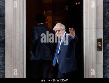 London, Großbritannien. 7. März 2022. Boris Johnson winkt vor der Tür. Kredit: Mark Thomas/Alamy Live Nachrichten Stockfoto