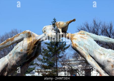 CHARKOW, UKRAINE - 23. APRIL 2011: Dies ist ein Fragment zum Denkmal der Liebhaber im Stadtzentrum. Stockfoto