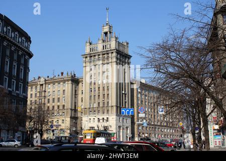 CHARKOW, UKRAINE - 23. APRIL 2011: Das ist ein Haus mit einem Turm im Zentrum der Stadt. Stockfoto