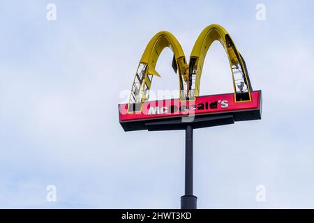 JEFFERSON, LA, USA - 3. MÄRZ 2022: Vom Wind verwüstet McDonald's-Schild in einem Vorort von New Orleans Stockfoto