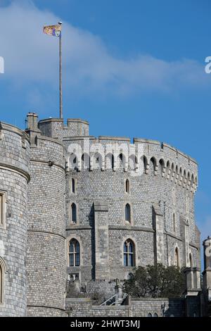 Windsor, Großbritannien. 7.. März 2022. Blauer Himmel über Windsor Castle heute. Ihre Majestät, die Königin, wird berichtet, dass sie den Buckingham Palace dauerhaft verlässt, um sich im Schloss Windsor aufzuhalten, wo Königin Elizabeth II. Weiterhin von zu Hause aus arbeiten wird. Quelle: Maureen McLean/Alamy Live News Stockfoto