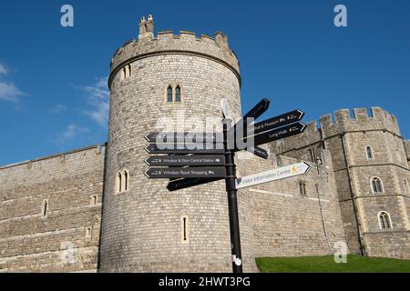 Windsor, Großbritannien. 7.. März 2022. Blauer Himmel über Windsor Castle heute. Ihre Majestät, die Königin, wird berichtet, dass sie den Buckingham Palace dauerhaft verlässt, um sich im Schloss Windsor aufzuhalten, wo Königin Elizabeth II. Weiterhin von zu Hause aus arbeiten wird. Quelle: Maureen McLean/Alamy Live News Stockfoto