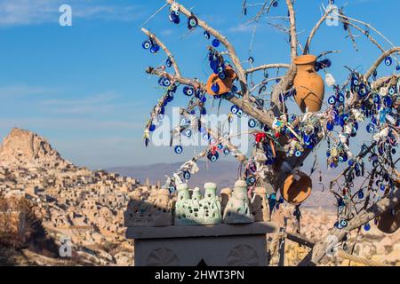 Blick auf das Amulett der bösen Augen auf dem Hintergrund der Berge in Kappadokien, Türkei Stockfoto