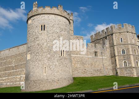 Windsor, Großbritannien. 7.. März 2022. Blauer Himmel über Windsor Castle heute. Ihre Majestät, die Königin, wird berichtet, dass sie den Buckingham Palace dauerhaft verlässt, um sich im Schloss Windsor aufzuhalten, wo Königin Elizabeth II. Weiterhin von zu Hause aus arbeiten wird. Quelle: Maureen McLean/Alamy Live News Stockfoto