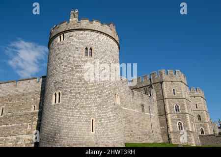 Windsor, Großbritannien. 7.. März 2022. Blauer Himmel über Windsor Castle heute. Ihre Majestät, die Königin, wird berichtet, dass sie den Buckingham Palace dauerhaft verlässt, um sich im Schloss Windsor aufzuhalten, wo Königin Elizabeth II. Weiterhin von zu Hause aus arbeiten wird. Quelle: Maureen McLean/Alamy Live News Stockfoto