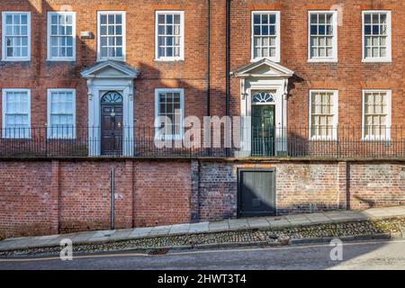 Rote gemauerte georgische Reihenhäuser in Broad Street, Ludlow, Shropshire, England, Großbritannien Stockfoto