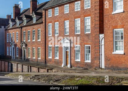 Rote gemauerte georgische Reihenhäuser in Broad Street, Ludlow, Shropshire, England, Großbritannien Stockfoto