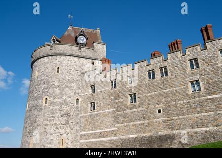 Windsor, Großbritannien. 7.. März 2022. Blauer Himmel über Windsor Castle heute. Ihre Majestät, die Königin, wird berichtet, dass sie den Buckingham Palace dauerhaft verlässt, um sich im Schloss Windsor aufzuhalten, wo Königin Elizabeth II. Weiterhin von zu Hause aus arbeiten wird. Quelle: Maureen McLean/Alamy Live News Stockfoto