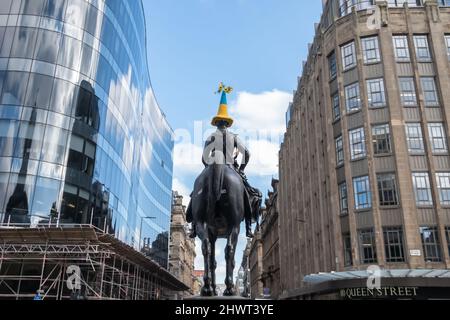 Glasgow, Schottland, Großbritannien. 7.. März 2022. Die Statue des Herzogs von Wellington erhält einen gestrickten Verkehrskegel in den blau-gelben Farben der ukrainischen Flagge, um die Unterstützung der Ukraine zu zeigen und gegen die russische Invasion zu protestieren. Kredit: Skully/Alamy Live Nachrichten Stockfoto