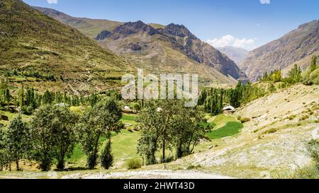 Panoramablick auf das Yaghnob-Tal und ein Bergdorf in Tadschikistan Stockfoto