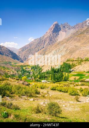 Panoramablick auf das Yaghnob-Tal und ein Bergdorf in Tadschikistan Stockfoto