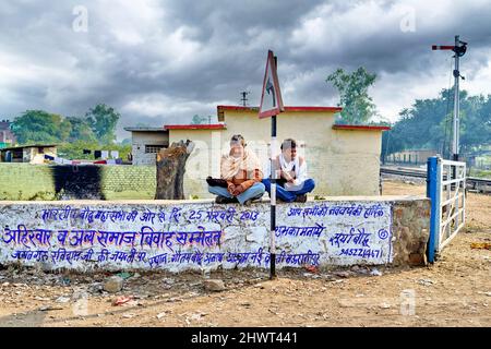 Indien Madhya Pradesh Orchha. Zwei Männer saßen auf der Straße und entspannten sich Stockfoto