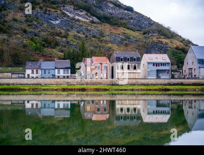 Landschaft mit Häusern entlang der Maas in den französischen Ardennen Stockfoto