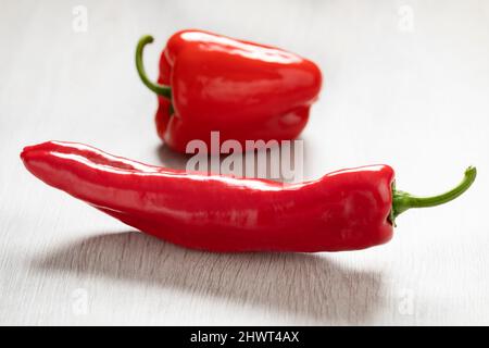 Frische, süße, rohe rote Paprika und spitze Paprika aus nächster Nähe Stockfoto