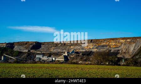 Landschaft mit Steingrube in den französischen Ardennen Stockfoto