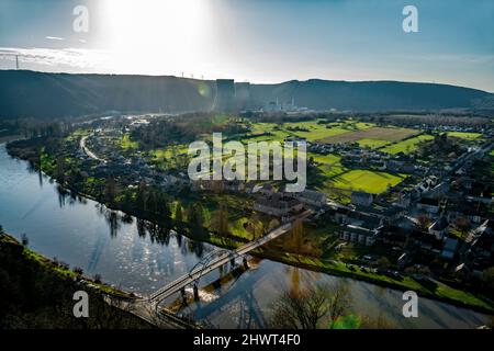 Panoramablick über das Dorf Chooz und das Kernkraftwerk Stockfoto