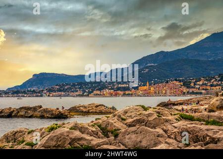 Ventimiglia, Ligurien, Provinz Imperia, Italien: 10. August 2021. Wilder Strand von Balzi Rossi, Grenze zu Frankreich mit Blick auf Menton. Stockfoto