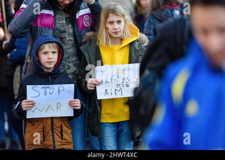 Straßburg, Frankreich - 6. März 2022: Schwester und Bruder mit Plakaten stoppen den Krieg vor dem russischen Konsulat in Solidarität mit den Ukrainern und gegen den Krieg nach der russischen Invasion Stockfoto