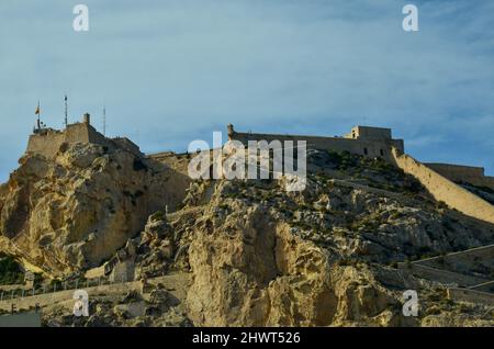 Alicante, Spanien - Juli 17 2019: Das Castillo de Santa Bárbara in Alicante auf einem felsigen Berg unter klarem blauen Himmel. Stockfoto