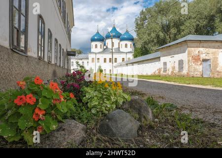 Kirche der Kreuzerhöhung im russisch-orthodoxen Jurjew-Kloster in Weliki Nowgorod am sonnigen Frühlingstag Stockfoto