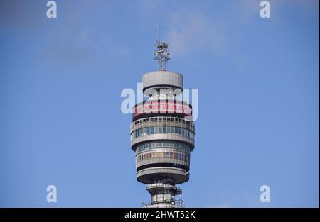 Der humanitäre Appell der Ukraine wurde auf dem BT Tower in London, Großbritannien, ausgestellt. 6.. März 2022. Stockfoto