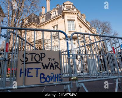 Straßburg, Frankreich - 6. März 2022: Hunderte von Demonstranten versammelten sich vor dem russischen Konsulat, um sich solidarisch mit den Ukrainern und gegen den Krieg nach der russischen Invasion zu zeigen Stockfoto