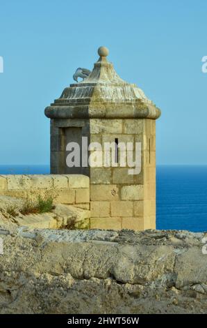 Alicante, Spanien - 17 2019. Juli: Eine Möwe sitzt auf einem Burgturm des castillo de Santa Bárbara in Alicante und überblickt das Mittelmeer unter Clea Stockfoto