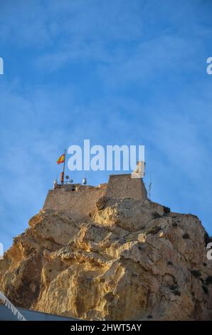 Alicante, Spanien - Juli 17 2019: Das Castillo de Santa Bárbara in Alicante auf einem felsigen Berg unter klarem blauen Himmel. Stockfoto