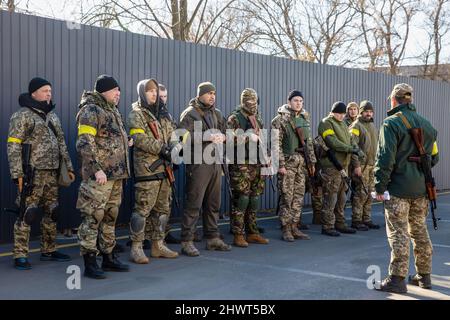 Kiew, Ukraine. 28.. Februar 2022. Freiwillige, die sich in der Schlange stehen, melden sich beim Kiew-Verteidigungs-Bataillon, um die Hauptstadt vor Russland zu verteidigen.Kredit: SOPA Images Limited/Alamy Live News Stockfoto