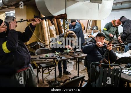 Kiew, Ukraine. 28.. Februar 2022. Freiwillige, die sich einer grundlegenden Waffenausbildung unterziehen, als sie sich dem Kiew-Verteidigungsbataillon anschließen, um ihre Hauptstadt vor den Russen zu verteidigen. Kredit: SOPA Images Limited/Alamy Live Nachrichten Stockfoto