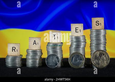 Russischer Rubel Euro-Dollar Münzinflation Ukraine Flagge Hintergrund Finanzsanktionen Wechselkurs Makroaufnahme Stockfoto