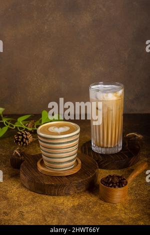 Ein aromatischer Kaffee, der frisch zum Ausgießen gemahlen wird, wird auf einem rustikalen Holztablett zu heißem oder kaltem schwarzen Kaffee Stockfoto