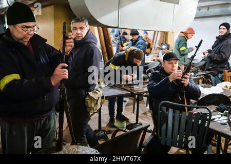 Kiew, Ukraine. 28.. Februar 2022. Freiwillige, die sich einer grundlegenden Waffenausbildung unterziehen, als sie sich dem Kiew-Verteidigungsbataillon anschließen, um ihre Hauptstadt vor den Russen zu verteidigen. (Foto von Mykhaylo Palinchak/SOPA Images/Sipa USA) Quelle: SIPA USA/Alamy Live News Stockfoto