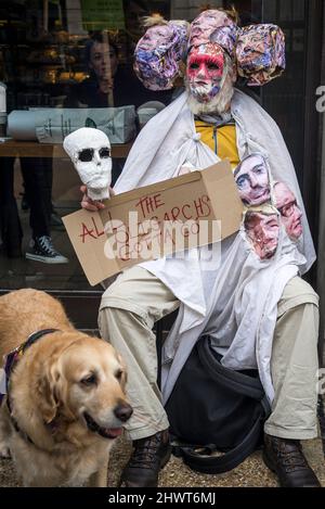 Mann, der als Clown gekleidet ist, mit Köpfen russischer Oligarchen und Plakat „Alle Oligarchen müssen gehen“, Stop the war Demonstration, organisiert von Stop the war Co Stockfoto