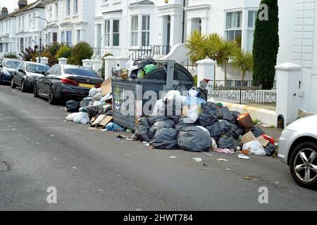 Abfall, der während des Streiks der Abfallentsorgung aus den Mülltonnen überläuft Stockfoto