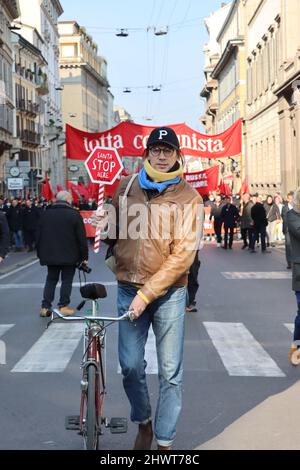 Proteste in Mailand: Russische Invasion in der Ukraine. Stockfoto